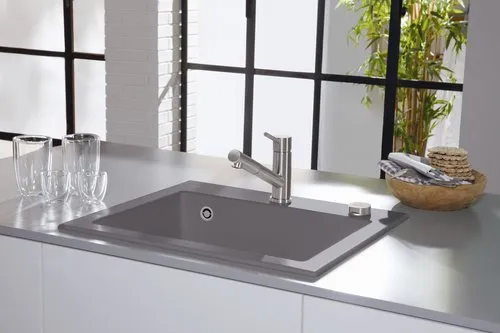 Bild von VILLEROY BOCH Subway 60 S flat flächenbündige Spüle, inklusive Ablaufgarnitur mit Excenterbetätigung, aus Keramik, 565 x 475 mm, Pure Black #33092FR7