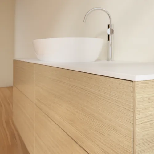 Bild von VILLEROY BOCH Finion Waschbeckenunterschrank, 4 Auszüge, 1600 x 603 x 501 mm, Oak Veneer / Glass White Matt #F97100PC