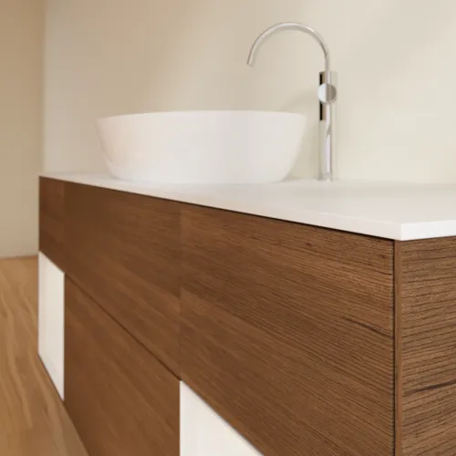 Bild von VILLEROY BOCH Finion Waschbeckenunterschrank, mit Beleuchtung, 4 Auszüge, 1600 x 603 x 501 mm, Walnut Veneer / Glossy White Lacquer / Glass White Matt #F981GFGN