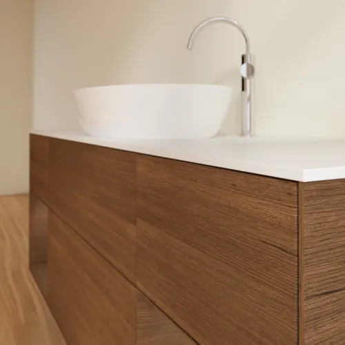 Bild von VILLEROY BOCH Finion Waschbeckenunterschrank, mit Beleuchtung, 4 Auszüge, 1600 x 603 x 501 mm, Walnut Veneer / Walnut Veneer / Glass White Matt #F981GNGN